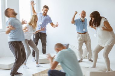 Bir grup gencin seans sırasında duygularını boşaltması.