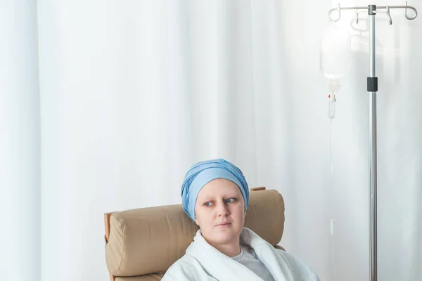 Junge Frau Trägt Während Chemotherapie Schal — Stockfoto