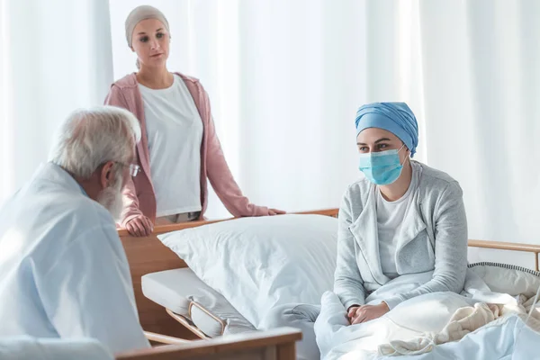 Mujer Enferma Cáncer Sentada Una Máscara Hablando Con Médico — Foto de Stock