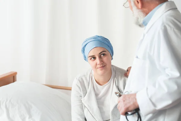 Older Doctor Giving Hope Young Woman Cancer — Stock Photo, Image