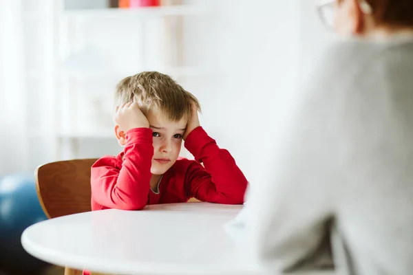 Okul Terapistiyle Seans Sırasında Masada Oturan Yorgun Çocuk — Stok fotoğraf