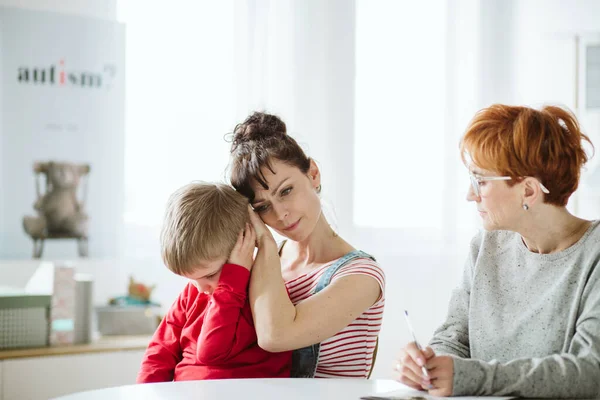 Inquiète Jeune Mère Étreignant Son Fils Autiste Lors Une Rencontre — Photo