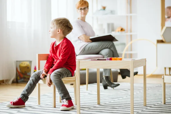 Ensam Ung Pojke Sitter Ett Klassrum Med Sin Skolterapeut — Stockfoto