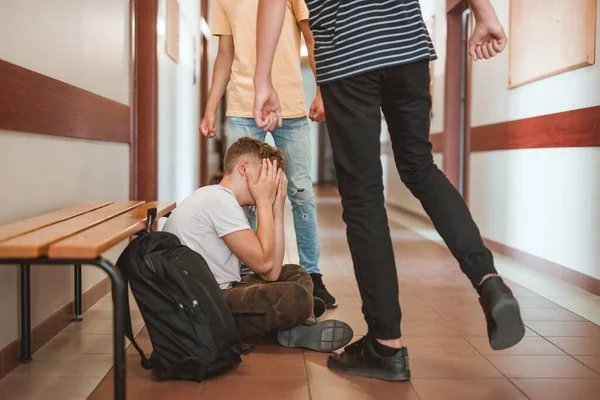 Rude Ragazzi Adolescenti Bulling Loro Povero Compagno Classe Sul Corridoio — Foto Stock