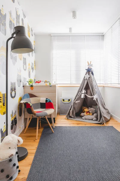 在小孩的游戏室里 有玩具 彩色扶手椅 灰色灯和地毯的灰色帐篷 — 图库照片