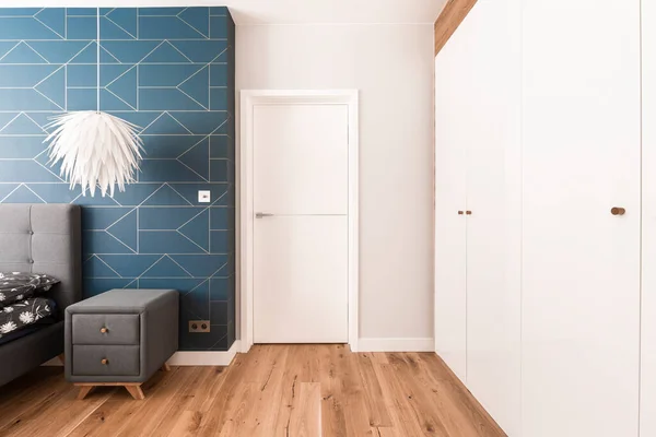 Weißes Blaues Und Graues Design Der Stilvollen Schlafzimmereinrichtung Mit Geschlossener — Stockfoto