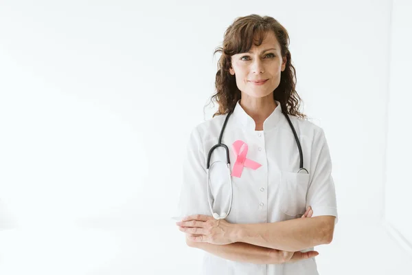 Młody Lekarz Ubrany Różową Wstążkę Białym Mundurze — Zdjęcie stockowe
