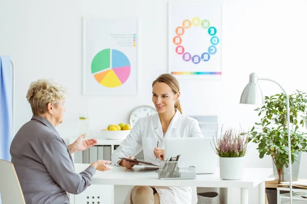 Vrouwelijke Arts Gesprek Met Haar Senior Patiënt Voeding — Stockfoto