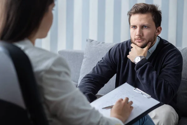 Selbstbewusster Junger Gutaussehender Mann Bei Letzter Psychotherapeutentätigkeit Mit Berater — Stockfoto