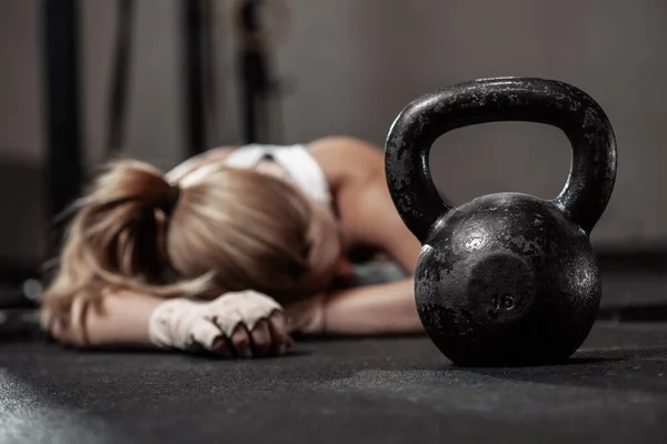 Drained Female Bodybuilder Hard Crossfit Training Gym — Stock Photo, Image