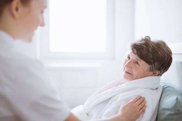 Junge Krankenschwester Unterstützt Ältere Frau Vor Operation Krankenhaus — Stockfoto