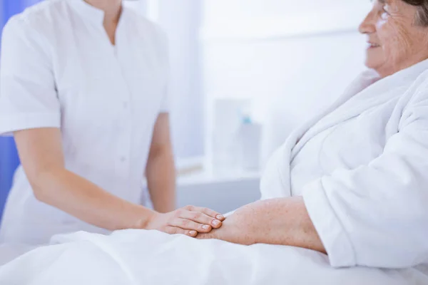 Close Jovem Enfermeira Segurando Mão Mulher Doente Mais Velha — Fotografia de Stock