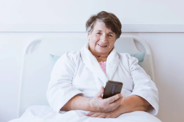 Oudere Zieke Vrouw Een Ziekenhuis Bed Bellen Haar Familie — Stockfoto