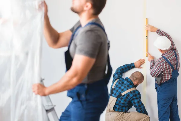 Äldre Entreprenör Uniform Arbetsplatsen Genom Att Bygga Förbättringar — Stockfoto