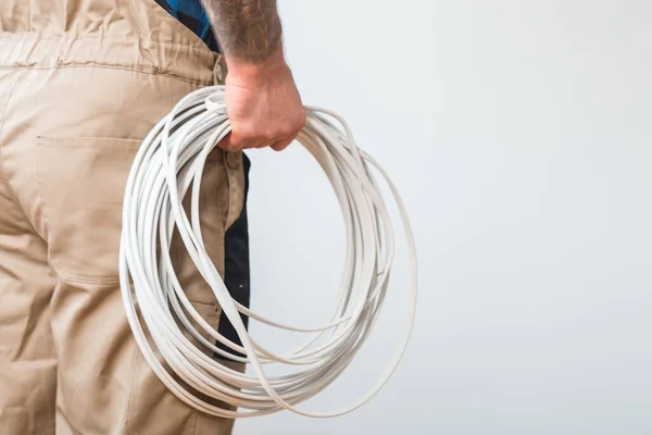 Închiderea Omului Care Deține Cablul Pentru Instalarea Luminii — Fotografie, imagine de stoc