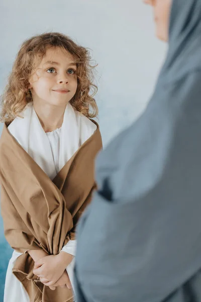 Anak Kecil Yang Lucu Dengan Jubah Putih Dan Coklat Menatap — Stok Foto