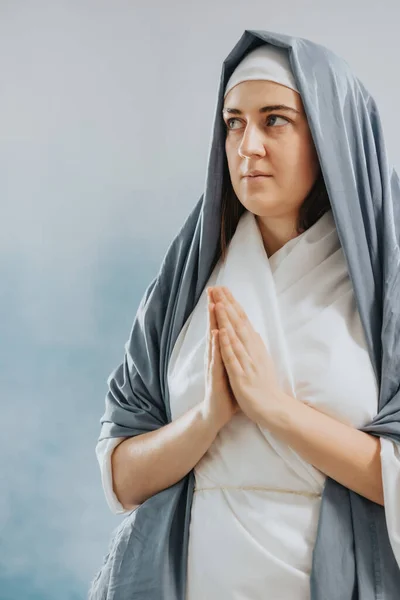 Mavi Beyaz Cüppeli Meryem Ana Tek Başına Dua Ediyor — Stok fotoğraf
