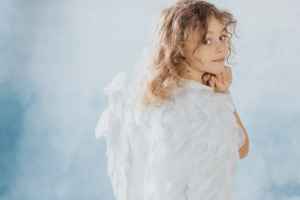 Портрет Маленького Хлопчика Одягненого Ангел — стокове фото