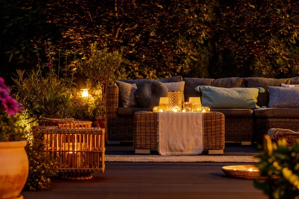 Muebles Moda Luces Linternas Velas Jardín Por Noche — Foto de Stock