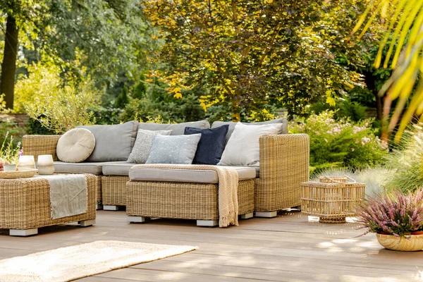 Schöner Sommertag Eleganten Hausgarten Mit Trendigen Möbeln — Stockfoto