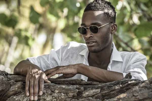 Chico negro de moda en la camisa blanca y gafas — Foto de Stock