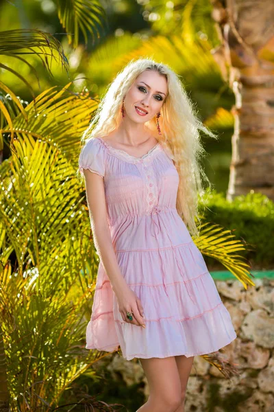 Blondine im rosa Kleid — Stockfoto