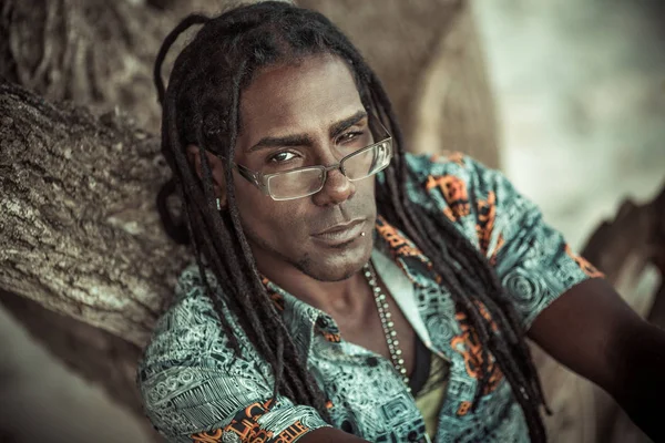 Foxy negro hombre con rastas — Foto de Stock