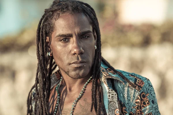 Homem negro pensativo com dreadlocks — Fotografia de Stock