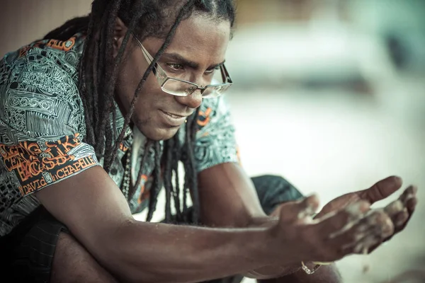 Homem negro com dreadlocks pensar sobre a vida — Fotografia de Stock