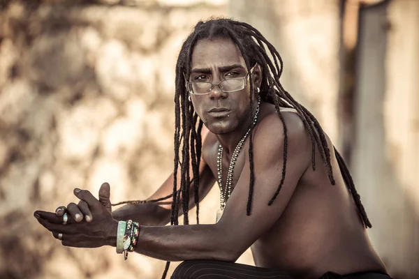 Homem negro com dreadlocks — Fotografia de Stock