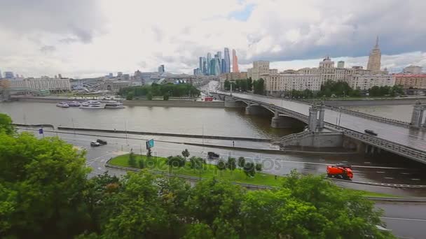 La città di Mosca e il fiume. La vista dall'alto — Video Stock