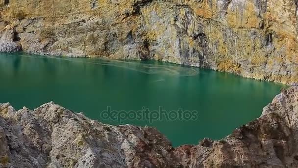 Kelimutu 湖。印度尼西亚。湖里的年轻的灵魂和魔的湖 — 图库视频影像