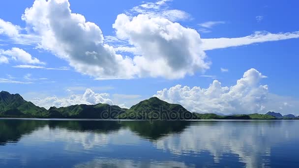 Reflejo de nubes en el agua cristalina . — Vídeo de stock