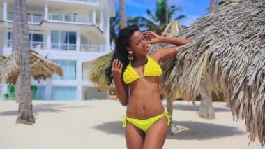 dinlenme Sahilde bikinili zenci kız