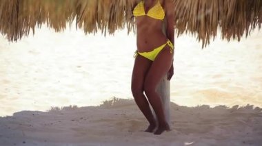 dinlenme Sahilde bikinili zenci kız