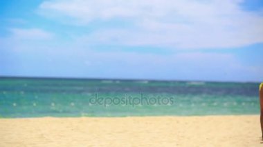 dinlenme Sahilde bikinili zenci kız