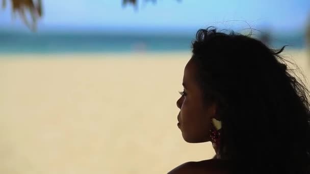 Noir fille en bikini reposant sur la plage — Video