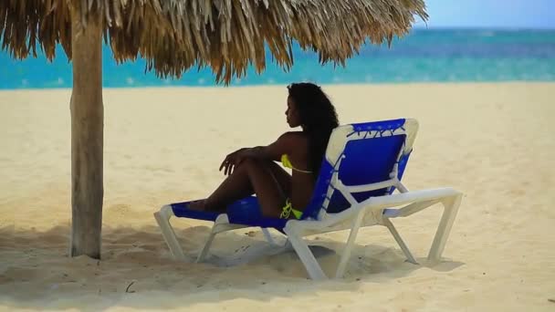 Negro chica en bikini descansando en la playa — Vídeos de Stock