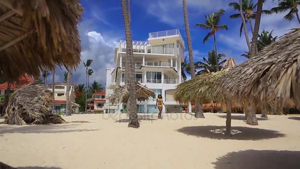 Negro chica en bikini descansando en la playa — Vídeos de Stock