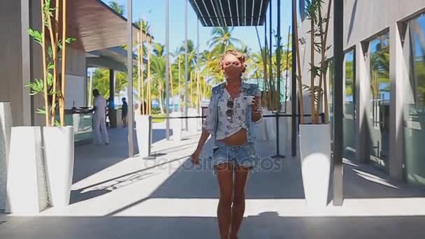 Ragazze in denim camminare, parlare e sorridere — Video Stock