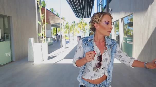 Chicas en denim caminando, hablando y sonriendo — Vídeo de stock