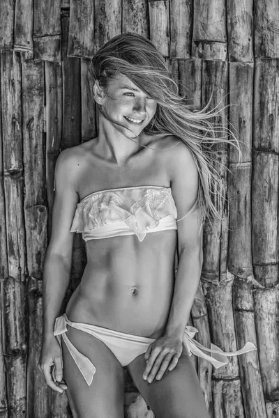 Молодая, невинная спортивная блондинка, в черно-белом — стоковое фото