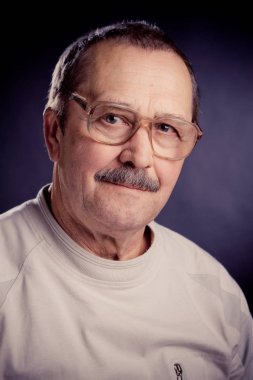 duygusal yaşlı adam gözlüklü portresi