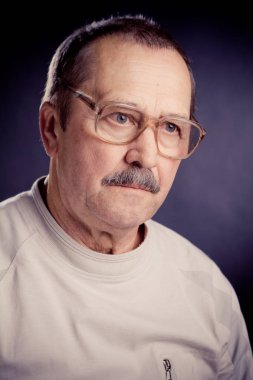 duygusal yaşlı adam gözlüklü portresi