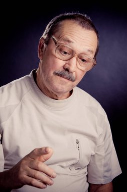 duygusal yaşlı adam gözlüklü portresi