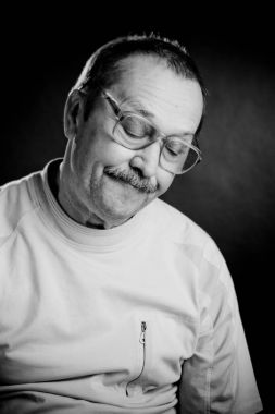 Bilge adam bıyıklı siyah beyaz portre