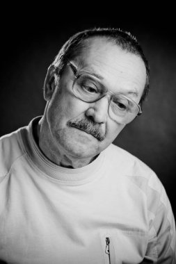 Bilge adam bıyıklı siyah beyaz portre