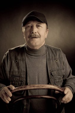 Portre ihtiyar cap ve yelek