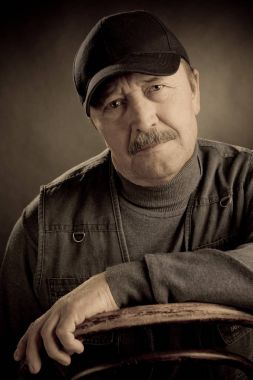 Portre ihtiyar cap ve yelek