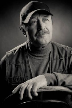 Portre ihtiyar cap ve yelek